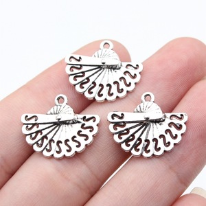 Abalorio de Abanico Plegable Calado 20x16mm de Aleación de Zinc Plateado Antiguo para Joyería de Danza Flamenca - Product Image 1