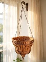 Panier suspendu vintage en métal bronze sculpté à la main avec doublure en fibre de coco, pot suspendu à chaîne pour la décoration de la maison et du jardin