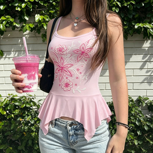 Top de tirantes rosa con bordado floral, hombros descubiertos, bajo asimétrico, estilo dulce y juvenil, ideal para vacaciones, versátil para combinar en capas. - Product Image 5