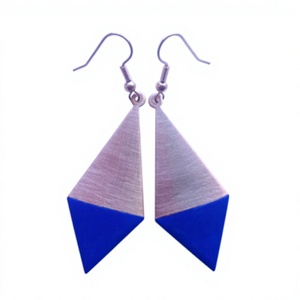 Nouvelles Boucles d'Oreilles Créoles Géométriques en Acrylique, Résine Noire et Blanche, Bijoux Tendance pour Femme, Idéales pour Anniversaire et Soirée - Product Image 6