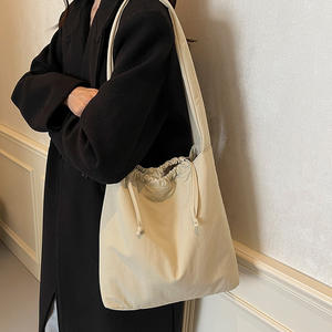 Bolso de Hombro Tipo Hobo para Mujer, Personalizado con Logotipo, Gran Capacidad, Cierre con Cordón, Ligero, Resistente al Agua, Venta al Por Mayor - Product Image 2