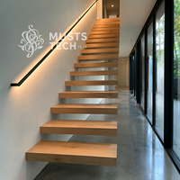 Appartement haut de gamme style minimaliste, fabrication professionnelle, plan de travail, escalier flottant
