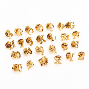 Souvenirs: Pines de solapa, insignias y broches de esmalte dorado con los 26 letras del alfabeto de la A a la Z, y pines de esmalte personalizados de acero inoxidable con las 26 letras del alfabeto de la A a la Z en dorado. - Product Image 5