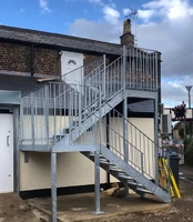Escaliers extérieurs avec plateforme, escaliers en aluminium, revêtements d'escalier