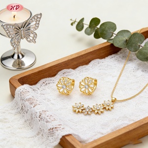 ชุดเครื่องประดับแฟชั่น Hengdian Jewelry ลายดอกเดซี่หลายดอก ประดับเพชรซิคอนเกรด AAA ชุบทองเหลือง 18K ขายส่งสำหรับผู้หญิง ใส่ได้ทุกวันและงานปาร์ตี้ - Product Image 1