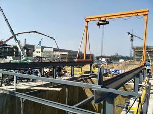 Grue à portique mobile sans rail avec roulettes pivotantes, grue à portique mobile industrielle avec roulettes pivotantes sans rail. - Product Image 4