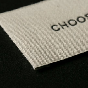 Prezzo di fabbrica logo progettato su misura abbigliamento vestiti cucire etichette intrecciate etichette di abbigliamento piegate - Product Image 4