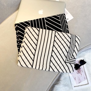 Vendita all'Ingrosso di Nuovi Scialli Versatili e alla Moda, Sottili Sciarpe Plissettate da <span class=keywords><strong>Donna</strong></span> con Stampa a Righe Bianche e Nere, Hijab - Product Image 2