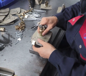 قفل باب خشبي عالي الأمان بنظام أسطوانة مزدوجة نحاسي، قفل عروة زنبركي وقفل بمزلاج عميق، مع مزلاج طويل ومفتاح - Product Image 6