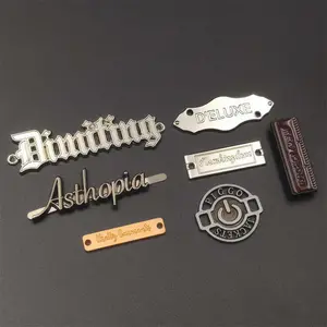 Tas pin pakaian kecil huruf logam Label plat custom timbul merek nama logo tag logam untuk pakaian Dompet tas kemeja