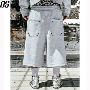 Pantalones Cortos Deportivos Holgados Personalizados <span class=keywords><strong>de</strong></span> 450 g/m², con Bolsillos Dobles con Tachuelas, Pierna Ancha, Color Gris Claro, <span class=keywords><strong>de</strong></span> Algodón, para Hombre, Estilo Casual Diario - Product Image 2