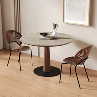 Table à manger minimaliste en pierre ronde de petite taille, avec colonne en bois cannelé et base ronde en métal mat, pour l'intérieur et les loisirs