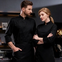 Uniforme de chef élégant avec une coupe moderne, design stylé, logo brodé, ajustement parfait, prix abordable