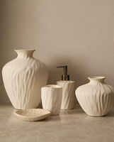 Ensemble d'accessoires de salle de bain en résine moderne nordique vintage simple Vase debout nordique avec ensemble de bain beige pour la décoration intérieure