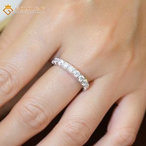 Anillo de Boda Clásico con Engaste Pavé de Plata S925 y Moissanita Redonda de Corte Brillante Goldleaf GRA - Product Image 5