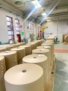 Fabriqué en Italie, papier kraft non blanchi enduit de PE de la marque Carte Dozio, rouleau industriel pour emballage et regroupement - Product Image 4