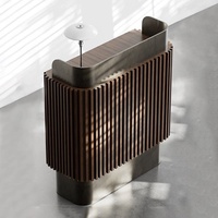 Comptoir d'accueil moderne et minimaliste en bois grainé avec finition en acier inoxydable, personnalisable pour usage commercial (salon de beauté, magasin de vêtements)