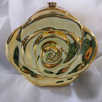 Sac à main bandoulière floral tendance avec chaîne de perles, idéal pour les mariages et les soirées classiques