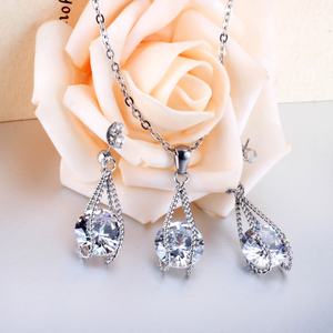 Ensemble de bijoux élégant et magnifique avec pendentif et boucles d'oreilles en acier inoxydable plaqué or 18 carats pour femmes - Product Image 6