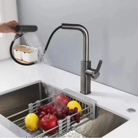 Robinet de cuisine moderne classique à une poignée télescopique nouveau design monté sur le pont de l'hôtel utiliser un évier en céramique chaude et froide
