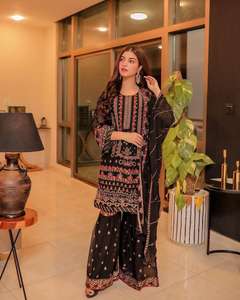 ชุดท็อป-ชาร่าสไตล์บอลลีวูดใหม่พร้อมจอร์เจ็ทต์ปักอย่างสวยงามและหนักด้วยงานปักเย็บเต็มตัว - Product Image 1