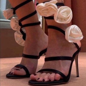 Sandales à talons aiguilles sexy pour femme, à bout ouvert et rond, avec lanières croisées à la cheville et fleurs en soie, pour la scène - Product Image 1