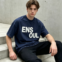 T-shirt personnalisé en coton lourd, coupe courte et ample pour hommes |   T-shirt Streetwear Oversize avec Détail de Bordure à Rivets Métalliques et Impression 3D en Relief OEM ODM