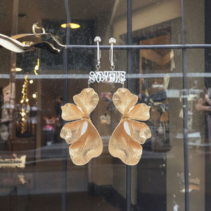 Nouveau Bijoux tendance Boucles d'oreilles plissées en or Forme de fleur Diamant Nouveau design Alliage de zinc Tendance Bijoux Boucles d'oreilles pour mariage - Product Image 3