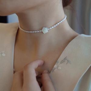 สร้อยคอโชคเกอร์ประดับดอกกุหลาบสีขาวและไข่มุกธรรมชาติ ดีไซน์เก๋ไก๋สำหรับผู้หญิง - Product Image 1