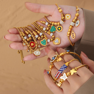 Bracelet à breloques en cristal Boîte à bracelet serpent personnalisée Bracelet en perles Bijoux en acier inoxydable hypoallergénique plaqué or 18 ct - Product Image 6