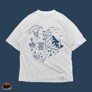 T-shirt con grafica Astronaut Mountain Adventure, minimalista, con disegni a linee, per escursionismo, oversize, streetwear - Product Image 1