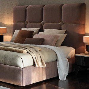 Cama Moderna Italiana de Lujo, Tapizada en Terciopelo, con Incrustaciones Geométricas de Acero Inoxidable, Suave, Personalizable, para Recámara Principal, Villa u Hotel - Product Image 2