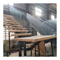 Escalier droit moderne sur mesure pour villa, avec monopoutre, garde-corps en verre et marches en bois massif, pour rénovation intérieure