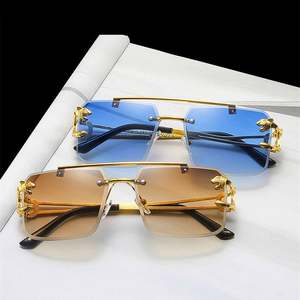 Gafas de Sol de Moda al por Mayor con Logotipo Personalizado, Montura Metálica, Patas con Estampado de Leopardo, Protección UV400, Doble Puente, Estilo Piloto, para Hombre y Mujer - Product Image 3