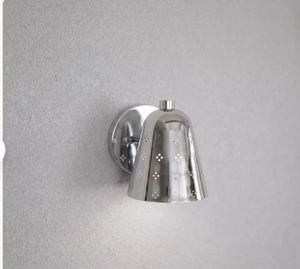 Applique murale en laiton chromé poli, abat-jour conique perforé, lampe de style moderne du milieu du siècle - Product Image 1