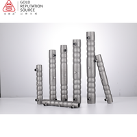 Manchon de scellement pour barres d'armature en béton préfabriqué avec ouvertures latérales pour la connexion des barres d'armature et l'assemblage structurel