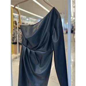 Vestido de Noche Negro de Cuero con Una Manga y Hombro Descubierto, Estilo S6K, Cintura Natural - Product Image 2