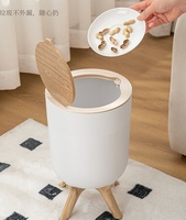 Poubelle tactile en plastique pour salon, luxe léger, haut de gamme, grande capacité, pieds hauts, grain de bois, forme ergonomique, ouverture par poussoir