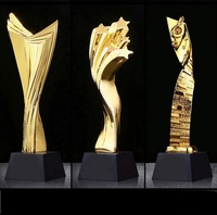 Trophée en cristal de résine avec base noire et couronne d'étoiles dorées, design dernier cri, pour les récompenses sportives et les prix d'entreprise