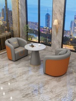 Fauteuils en cuir de style luxueux pour la réception de l'hôtel, tables et chaises de salle à manger, mobilier commercial.