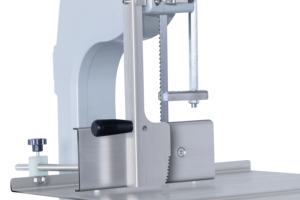 Entrega Directa de Fábrica de Nueva Máquina de Sierra de Cinta para Procesamiento de Carne con Hoja de 1650 mm, Capacidad de 180x250 mm y <span class=keywords><strong>Ruedas</strong></span> de Aluminio - Product Image 3