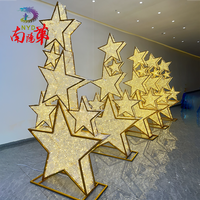 Riesiges 3D LED-Sternenlicht, Goldene Weihnachtsdekoration für Einkaufszentren & Außenbereiche, Große Beleuchtete Feiertagsdekoration, Weihnachtsmotiv