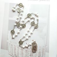 Collier de prière catholique en perles de verre blanc avec médaille Notre-Dame de Guadalupe et breloques ange gardien