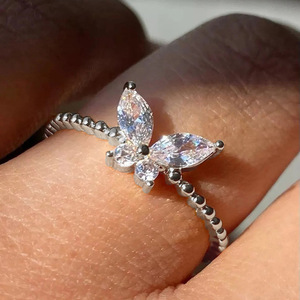 Anello da donna a forma di farfalla con zirconi, gioiello minimalista ed elegante, accessorio per l'uso quotidiano, idea regalo - Product Image 5