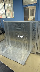 Plateforme antidérapante large en aluminium avec base sur pieds et unité d'angle de 60 cm pour le contrôle des foules lors de festivals - Product Image 6