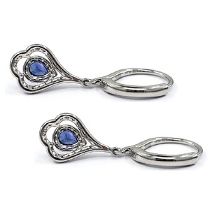 Boucles d'oreilles pendantes classiques en or blanc 18 carats avec diamants et saphirs bleus, serties griffes, design quotidien de Hong Kong pour femmes - Cadeau de mariage et de fête - Product Image 3