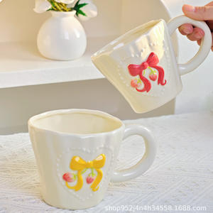 Mug à café en céramique moulé à la main, style Ins, créatif et frais - Product Image 4