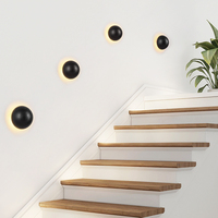 Applique murale moderne minimaliste en pierre noire, lampe verticale longue en travertin avec éclairage d'ambiance LED blanc chaud pour couloir et entrée