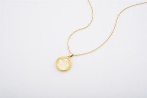 Collier médaillon floral délicat avec bijoux en acier inoxydable de style vintage avec réglage de lunette - Product Image 6