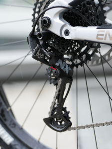 จักรยานเสือภูเขา CYCTRAC ENDU150 ระบบกันสะเทือนเต็มรูปแบบ ขนาดล้อ 29/27.5 นิ้ว ระยะยุบ 150 มม. ชุดเกียร์ NX 12 สปีด ระบบเบรกไฮดรอลิก 4 ลูกสูบ รุ่น NX-12-speed Mid-sleeve H - Product Image 2